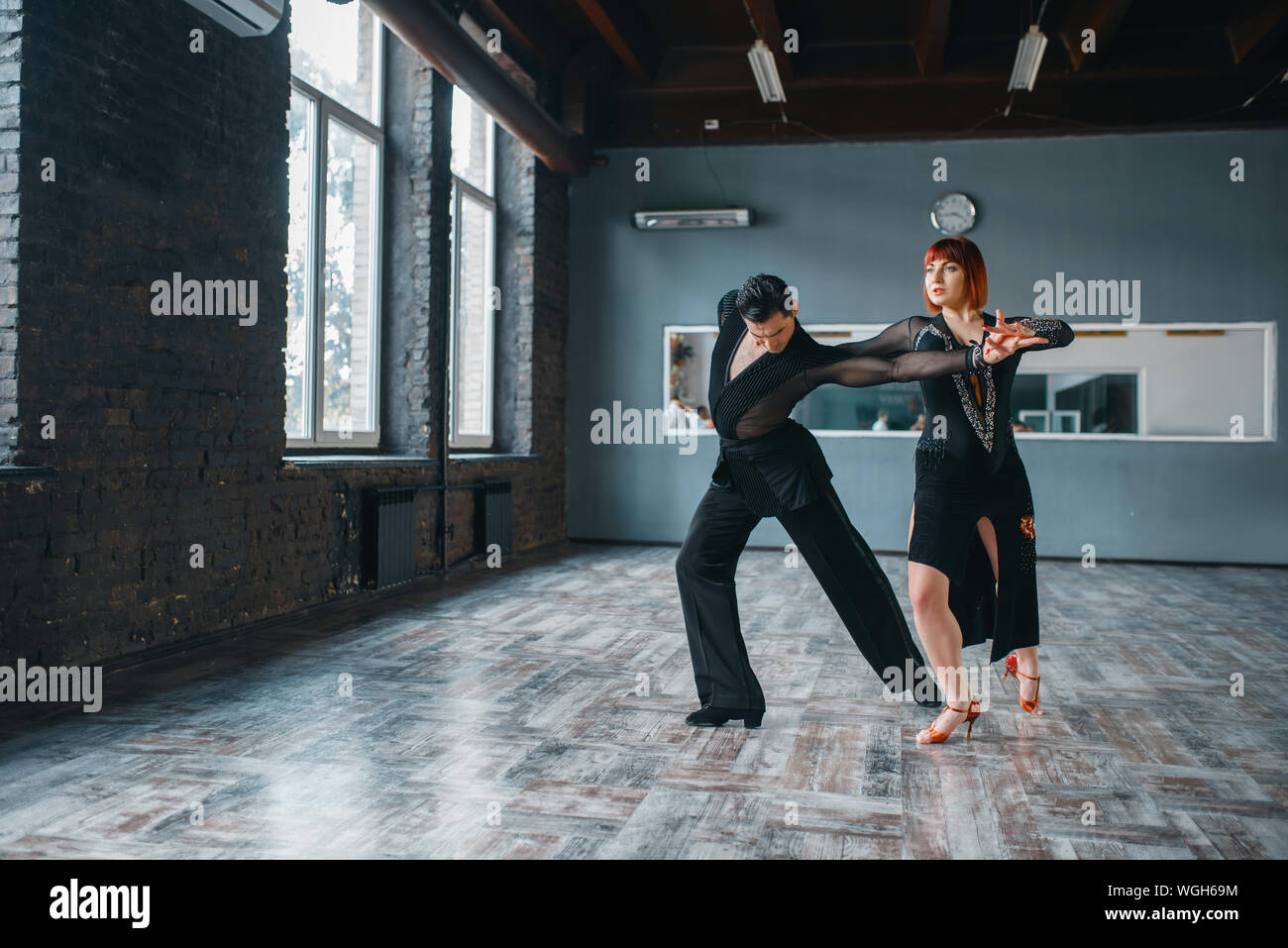 Eleganza giovane su ballrom danza di formazione in classe Foto Stock