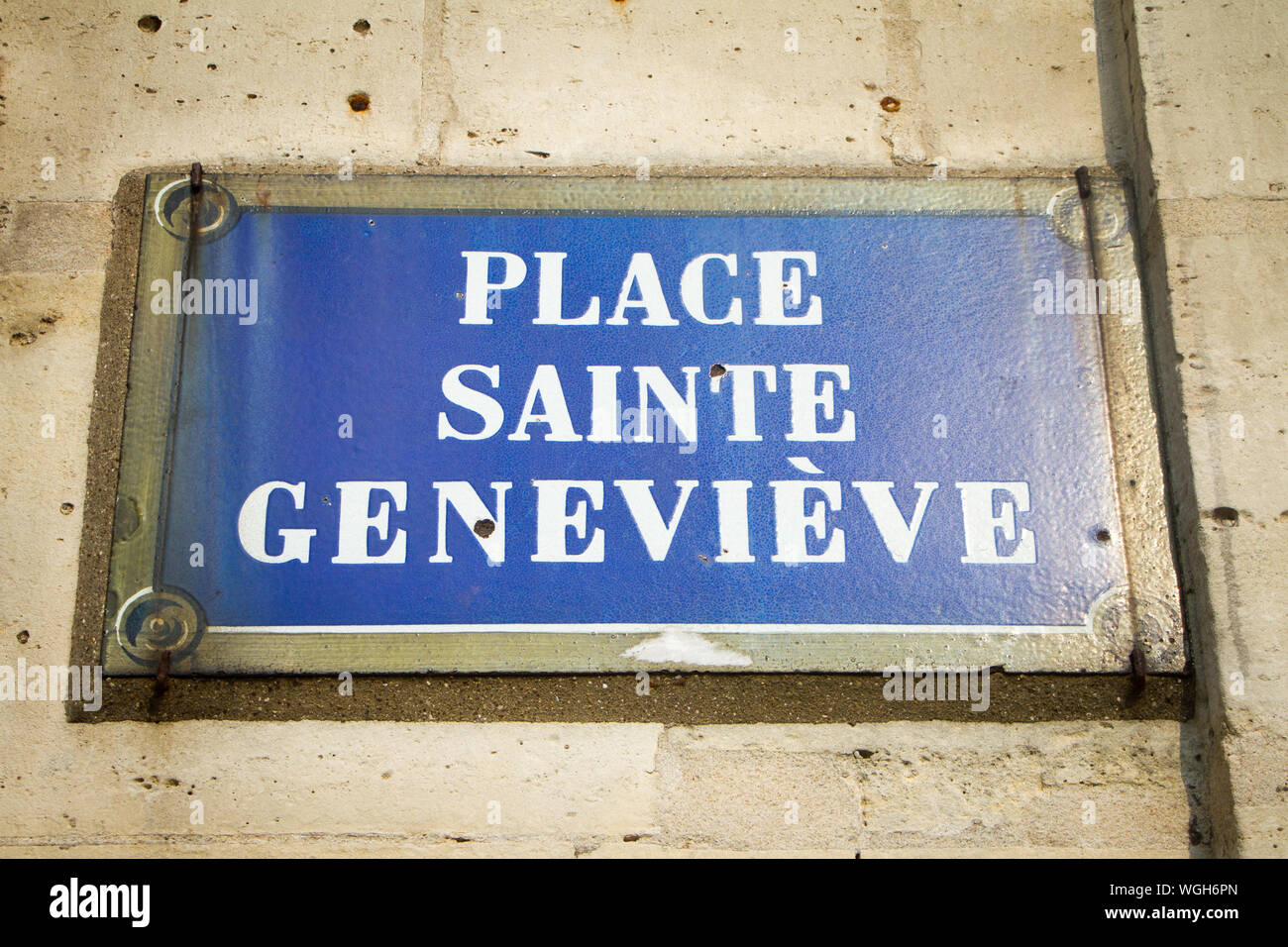 Parigi, Francia - luglio 7, 2018: Bianco e blu nome strada targa con un'iscrizione Place du Pantheon Foto Stock