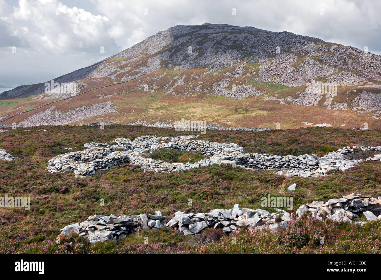 Tre'r Ceiri è un'età del ferro hillfort risalente a circa 200 BC. È situato sulla costa settentrionale della penisola di Llŷn nel Galles del Nord. Foto Stock
