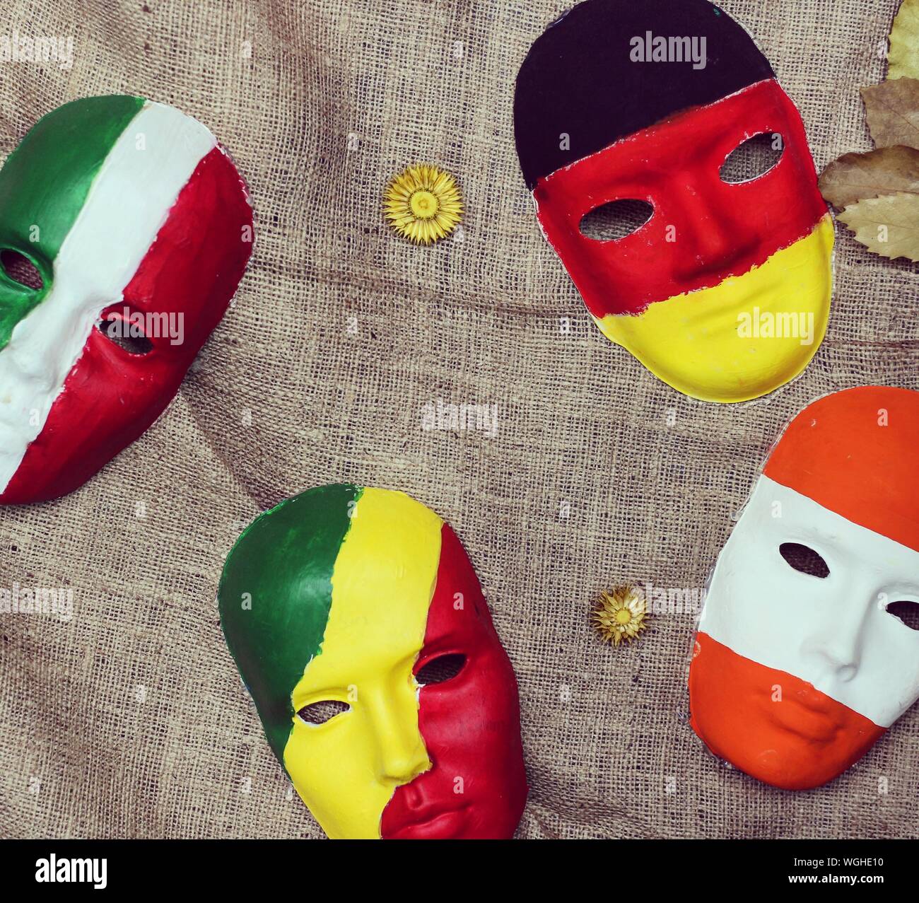 Multi maschere colorate su tessuto Foto stock - Alamy