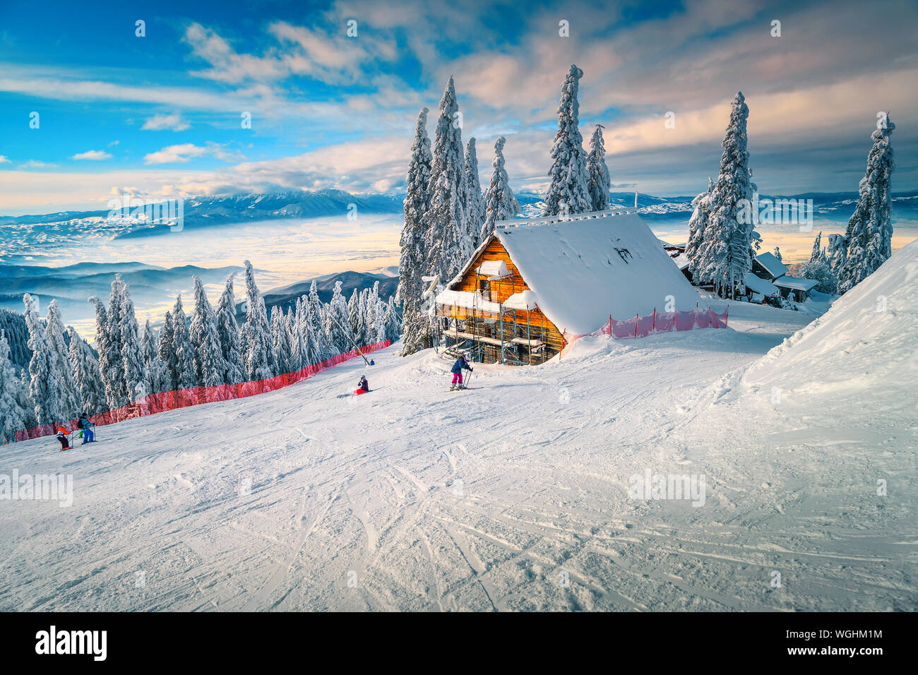 Il miglior popolare località sciistica invernale con gli sciatori in Romania. Incredibile turistica e d'inverno. Inverno giornata soleggiata in Poiana Brasov ski res Foto Stock