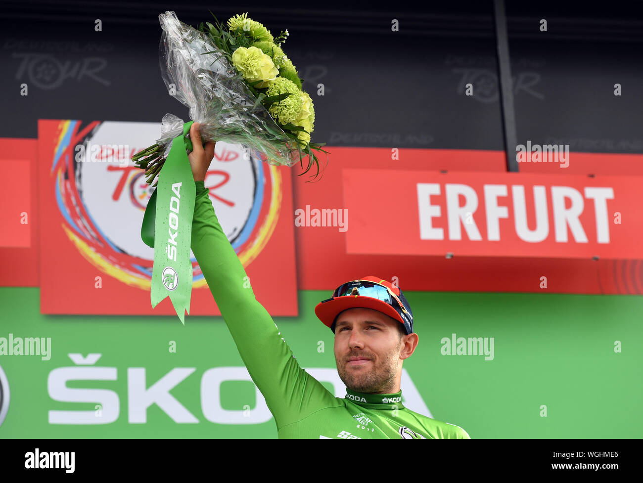 Erfurt, Germania. 01 Sep, 2019. Escursioni in bicicletta: UCI Europaserie - Germania Tour, fase 4, Eisenach - Erfurt (159, 50 km). L'Italiano Sonny Colbrelli del Team Bahrain-Merida cheers sul podio in maglia verde circa la vittoria della classifica sprint. Credito: Bernd Thissen/dpa/Alamy Live News Foto Stock