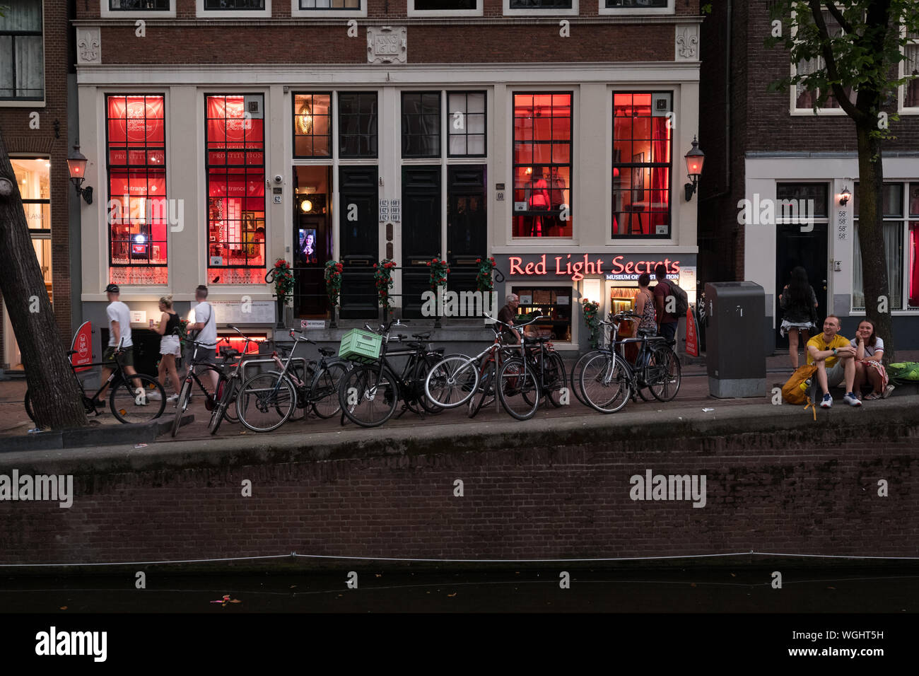 Amsterdam, Paesi Bassi - Agosto 2019: twilight nel famoso quartiere a luci rosse Foto Stock
