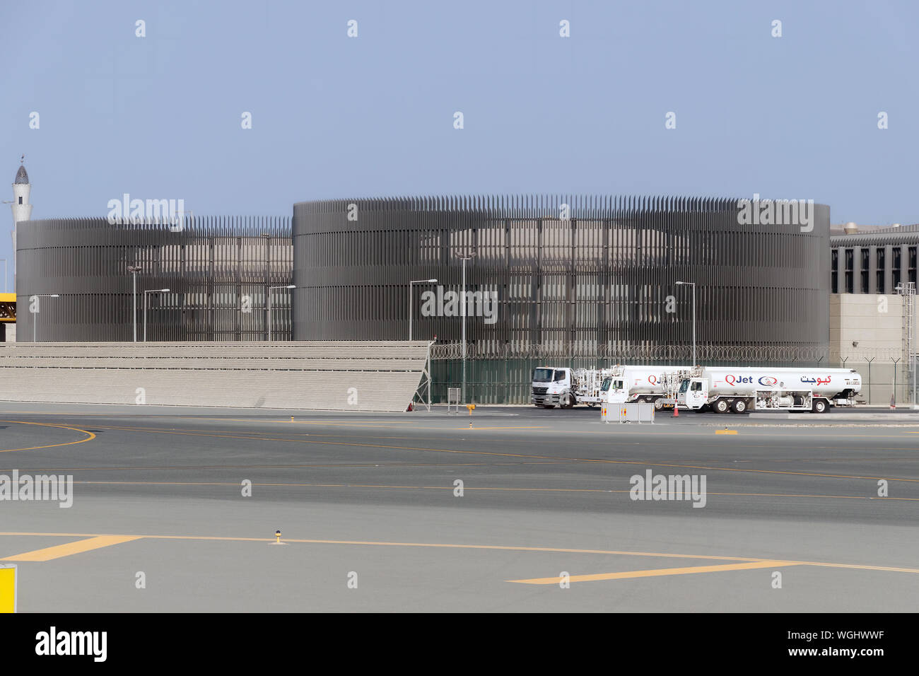 Doha, Qatar, Hamad Aeroporto Internazionale, 2018-05-01: enormi accumuli per il combustibile da aviazione, decorata con grate. Parcheggiate vicino serbatoio benzina carrello Foto Stock