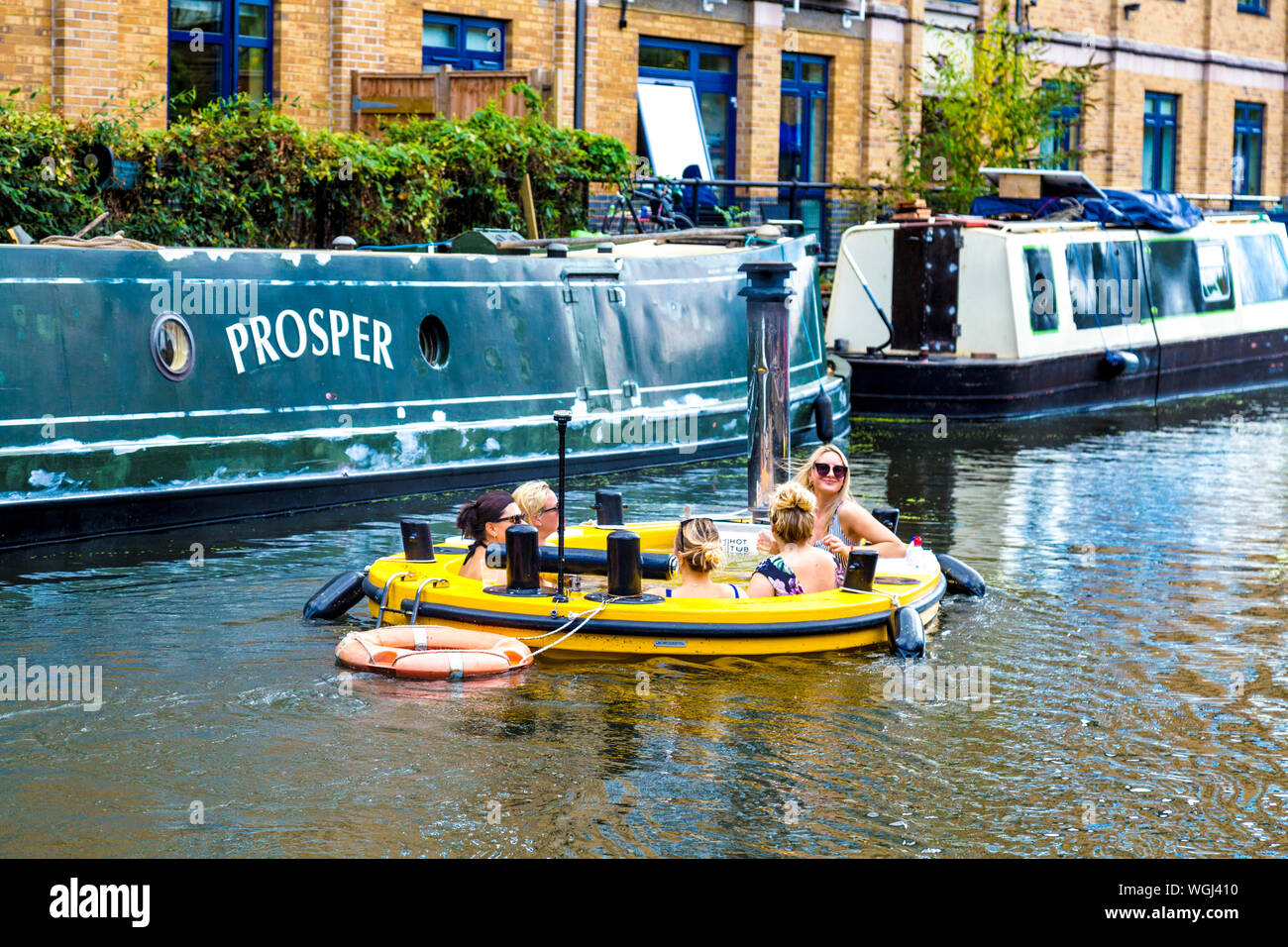 Un gruppo di donne in un galleggiante vasca calda sul Regent's Canal, London, Regno Unito Foto Stock