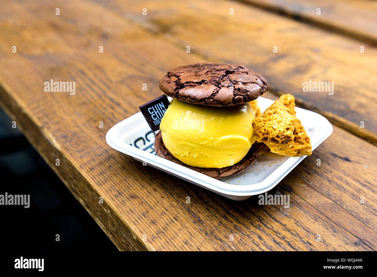 Brownie Cookie Sandwich con vegan mango lassi gelato e nido a Chin Chin Labs, Camden Market, London, Regno Unito Foto Stock