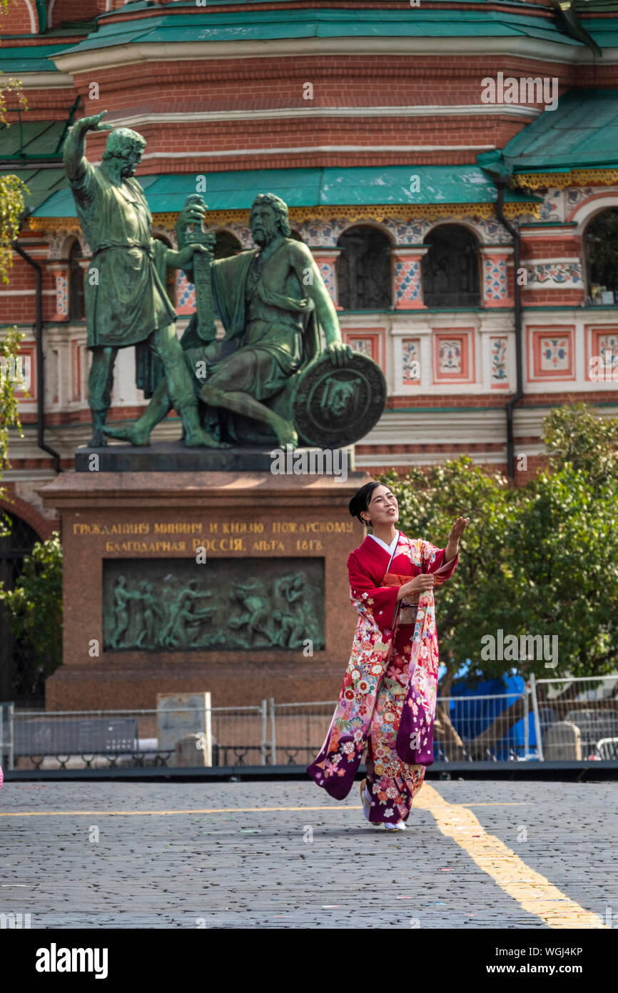 Una donna in tradizionali abiti giapponesi passeggiate sulla Piazza Rossa durante la prestazione del Giappone terra Forza di Autodifesa (JGSDF) fascia centrale di Mosca Foto Stock