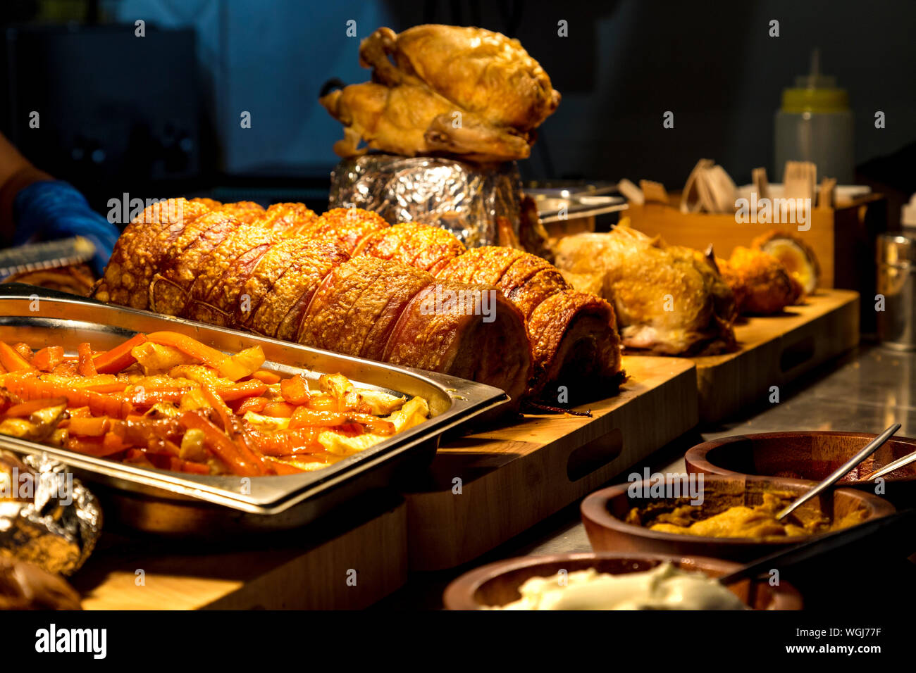 Arrosto di maiale al delizioso British (Roast To Go), mercato Metropolitano a Elephant & Castle, Londra, Regno Unito Foto Stock