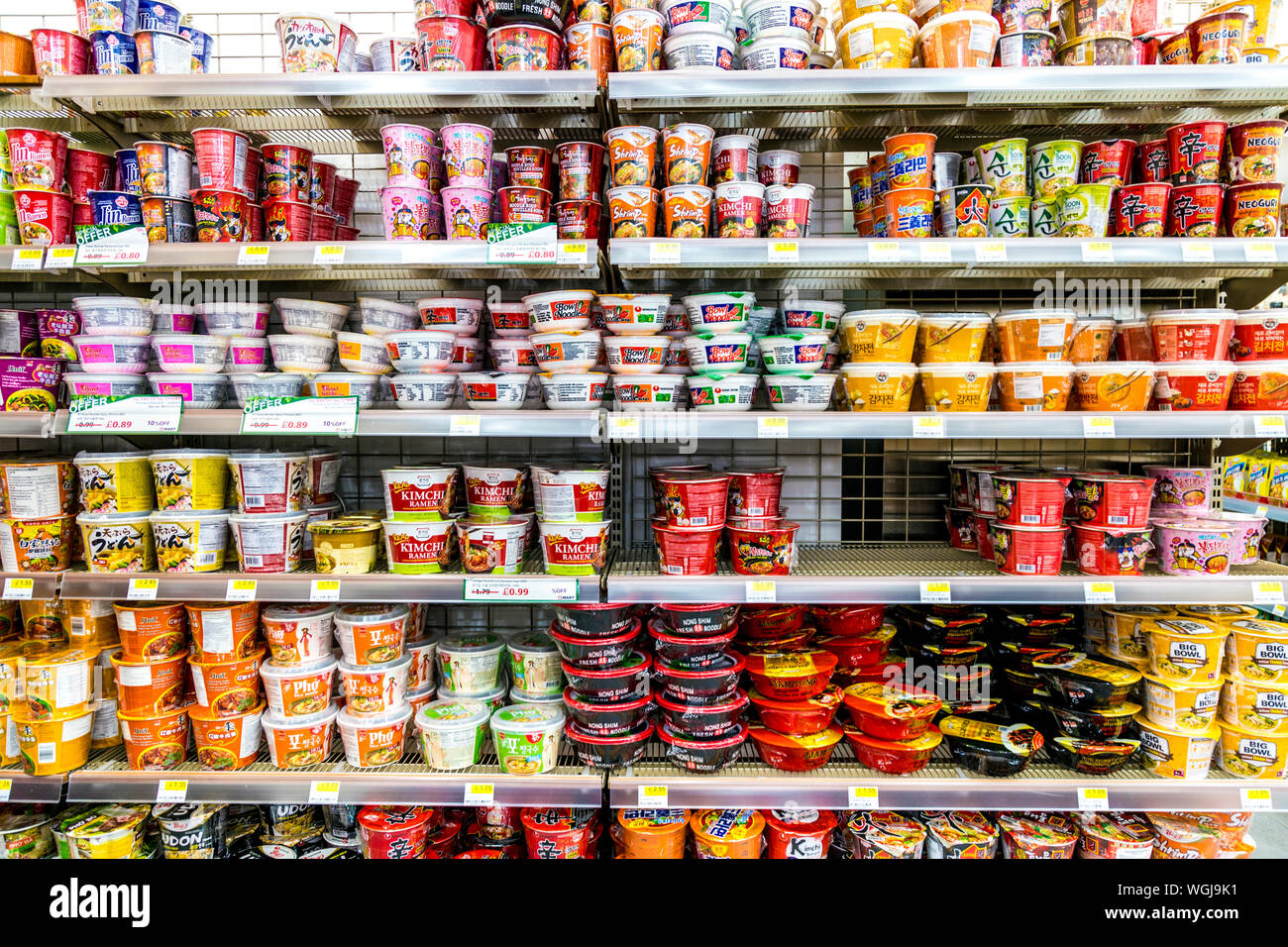 Gli scaffali pieni di alimenti confezionati in un supermercato Asiatico, London, Regno Unito Foto Stock