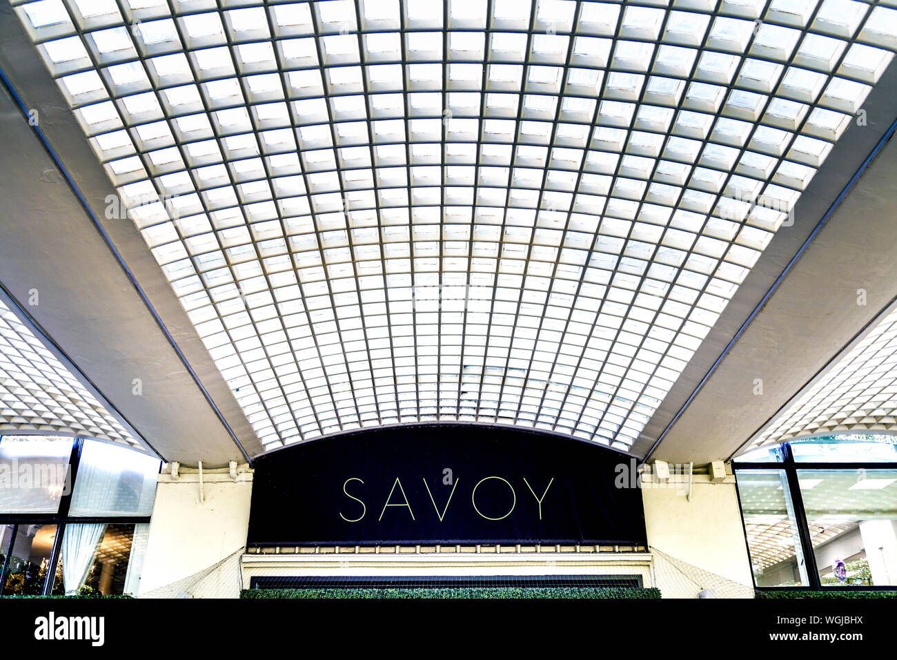 Ingresso al Savoy Hotel, London, Regno Unito Foto Stock