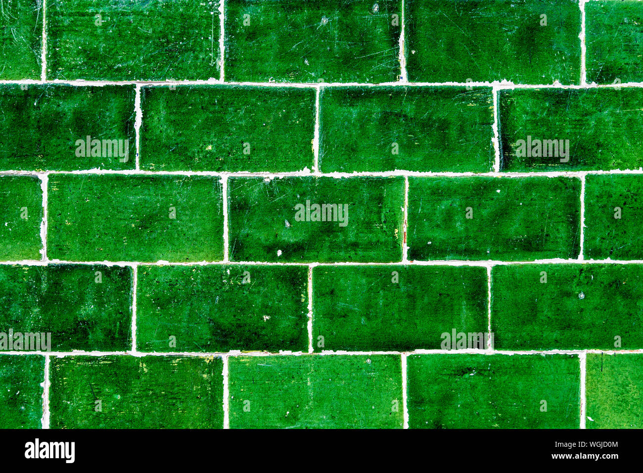 Verde piastrelle in ceramica su un lato esterno della parete di pub (Abbazia bracci, Abbey Wood Village, Regno Unito) Foto Stock