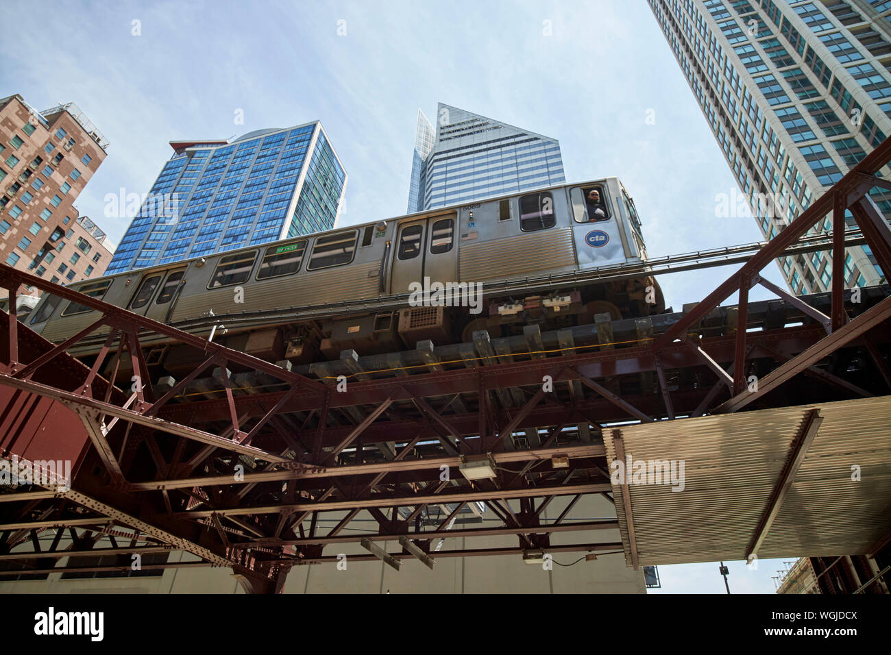 Il treno che passa al di sopra con un autista di guardare verso il basso overhead L treno linea loop north Wabash Avenue Chicago Illinois stati uniti d'America Foto Stock