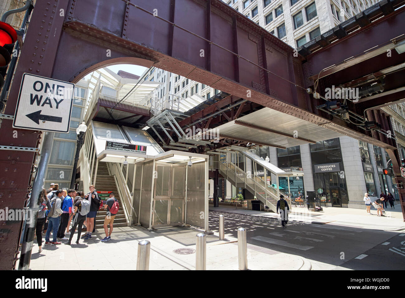 Tettuccio di treno L linea loop north wabash avenue washington stazione wabash Chicago in Illinois negli Stati Uniti d'America Foto Stock