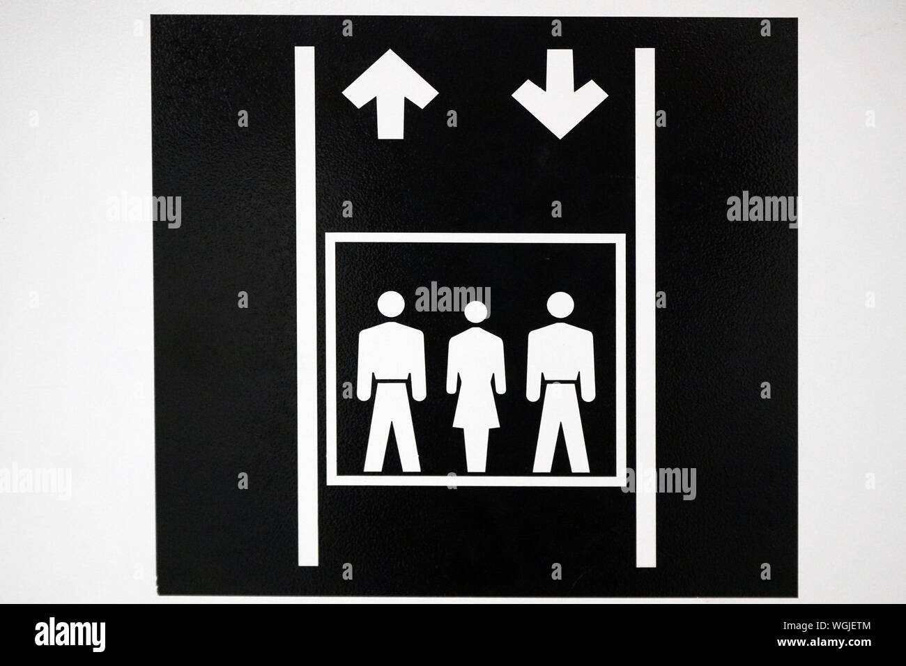 Ascensore - segno di sollevamento con due uomini e una donna grafica e due frecce e linee Foto Stock