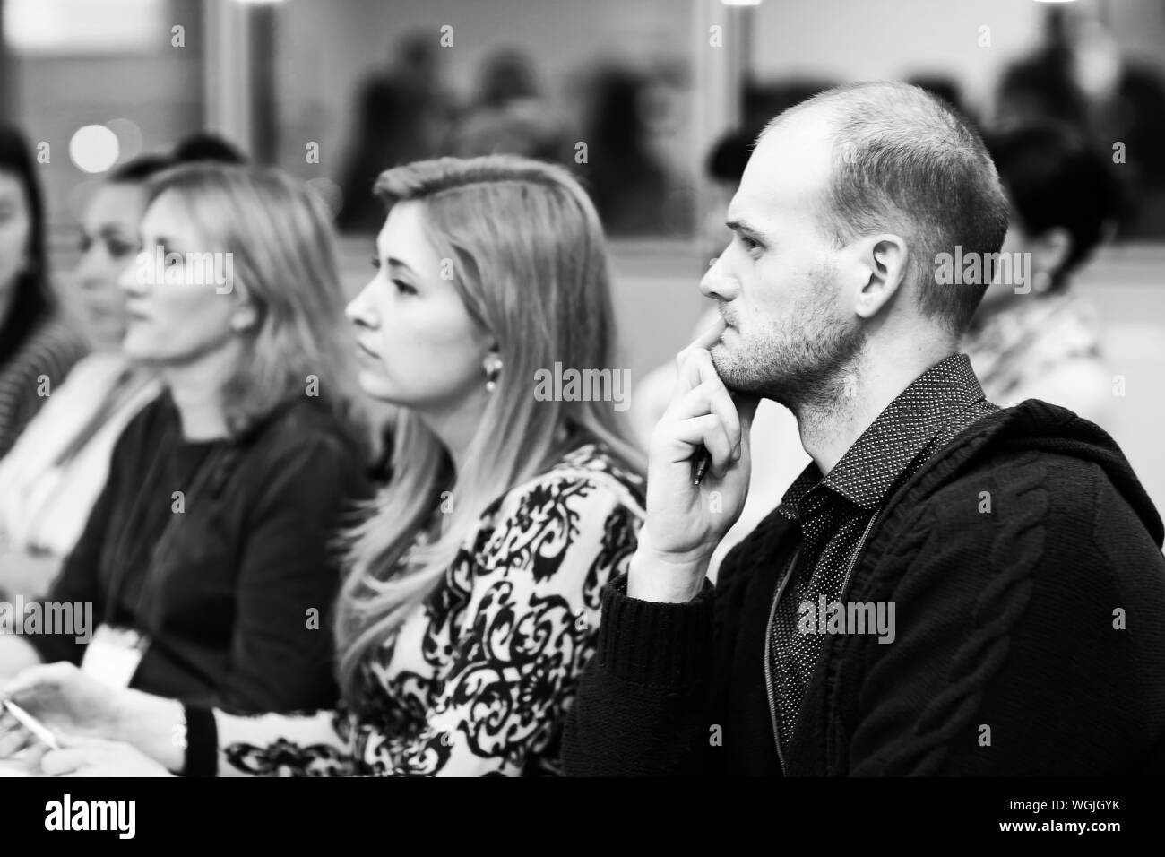 Chiudere up.interested la gente di affari alle lezioni,seduti nella sala conferenze. Foto Stock