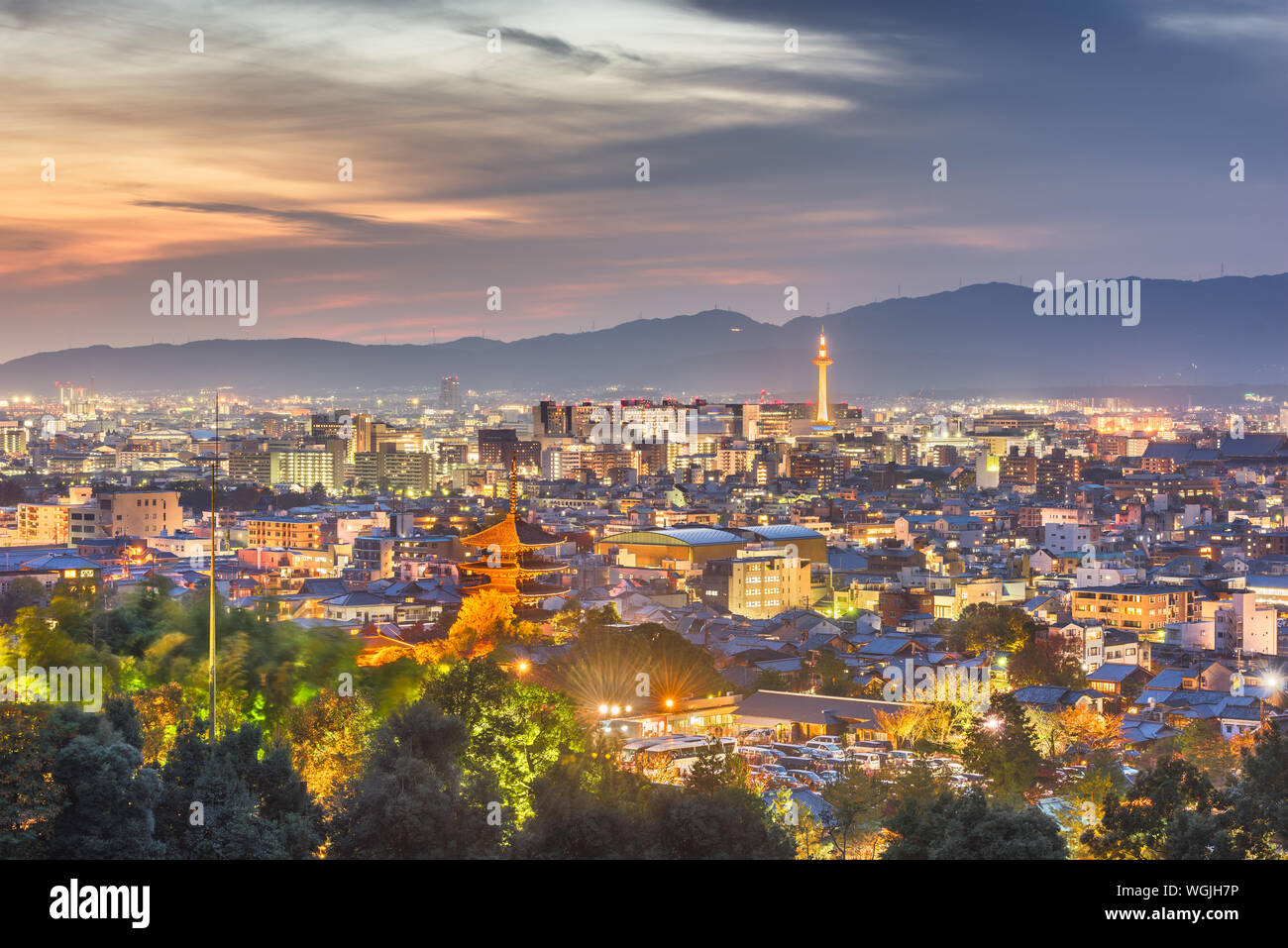 Kyoto, Giappone skyline della citta' al tramonto. Foto Stock