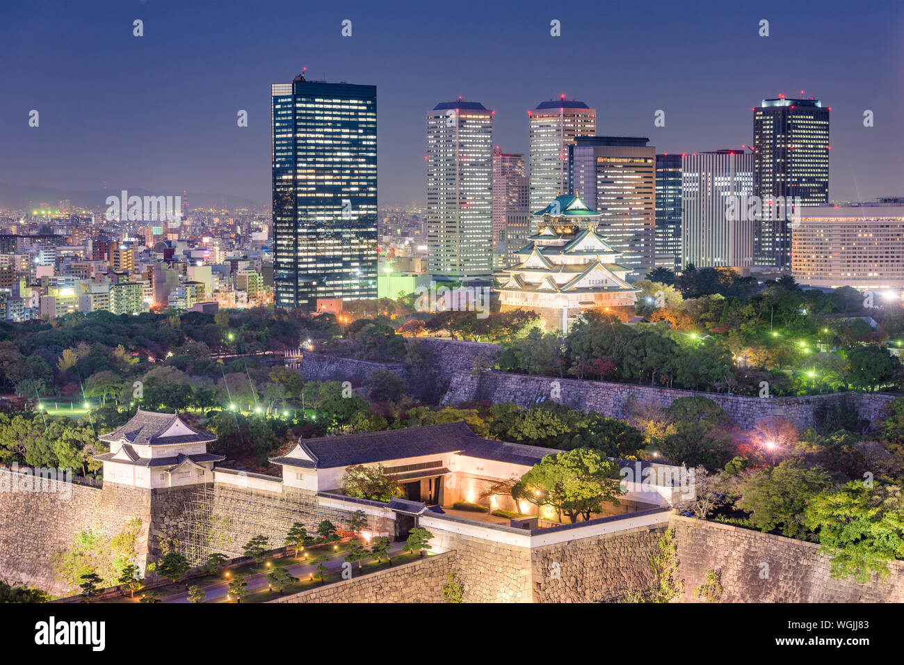Osaka, Giappone skyline presso il parco del Castello di Osaka di notte. Foto Stock