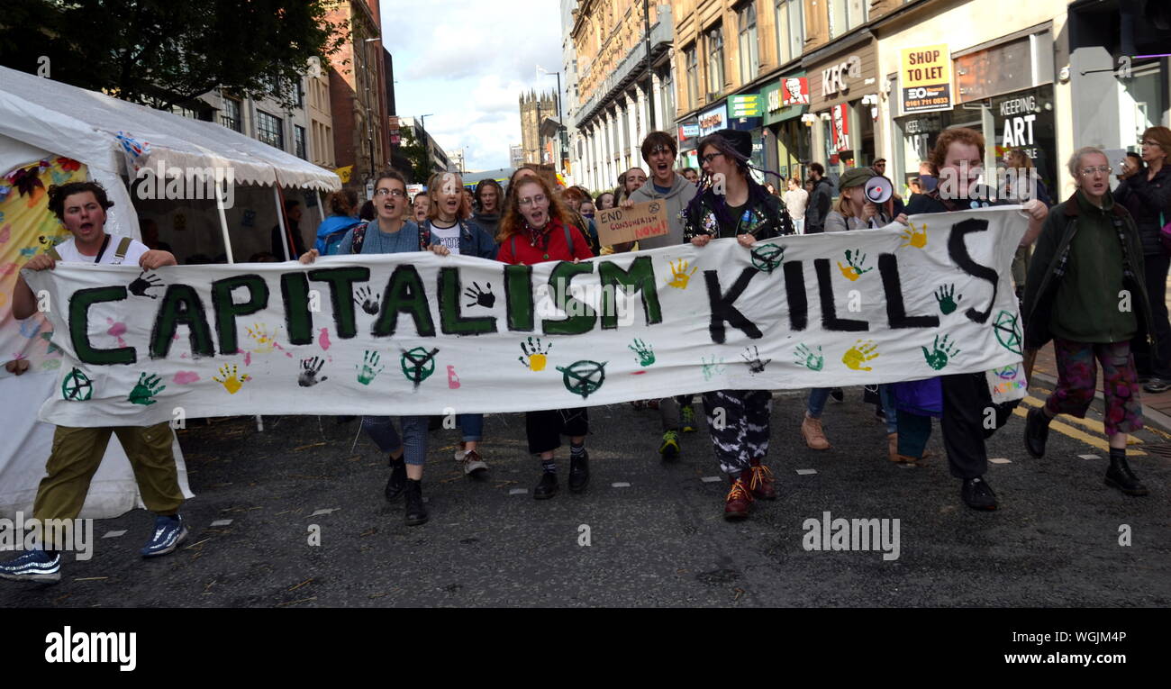 Un gruppo dalla ribellione di estinzione i giovani che arrivano con il loro banner su Deansgate come ribellione settentrionale manifestanti, parte del movimento globale estinzione della ribellione, bloccato Deansgate nella zona centrale di Manchester, UK, il 1 settembre, 2019 il terzo giorno di quattro giorni di protesta. I manifestanti chiedono che il governo dice la verità circa l'emergenza climatica, interviene ora, ed è guidato da una assemblea dei cittadini sul cambiamento climatico. Foto Stock