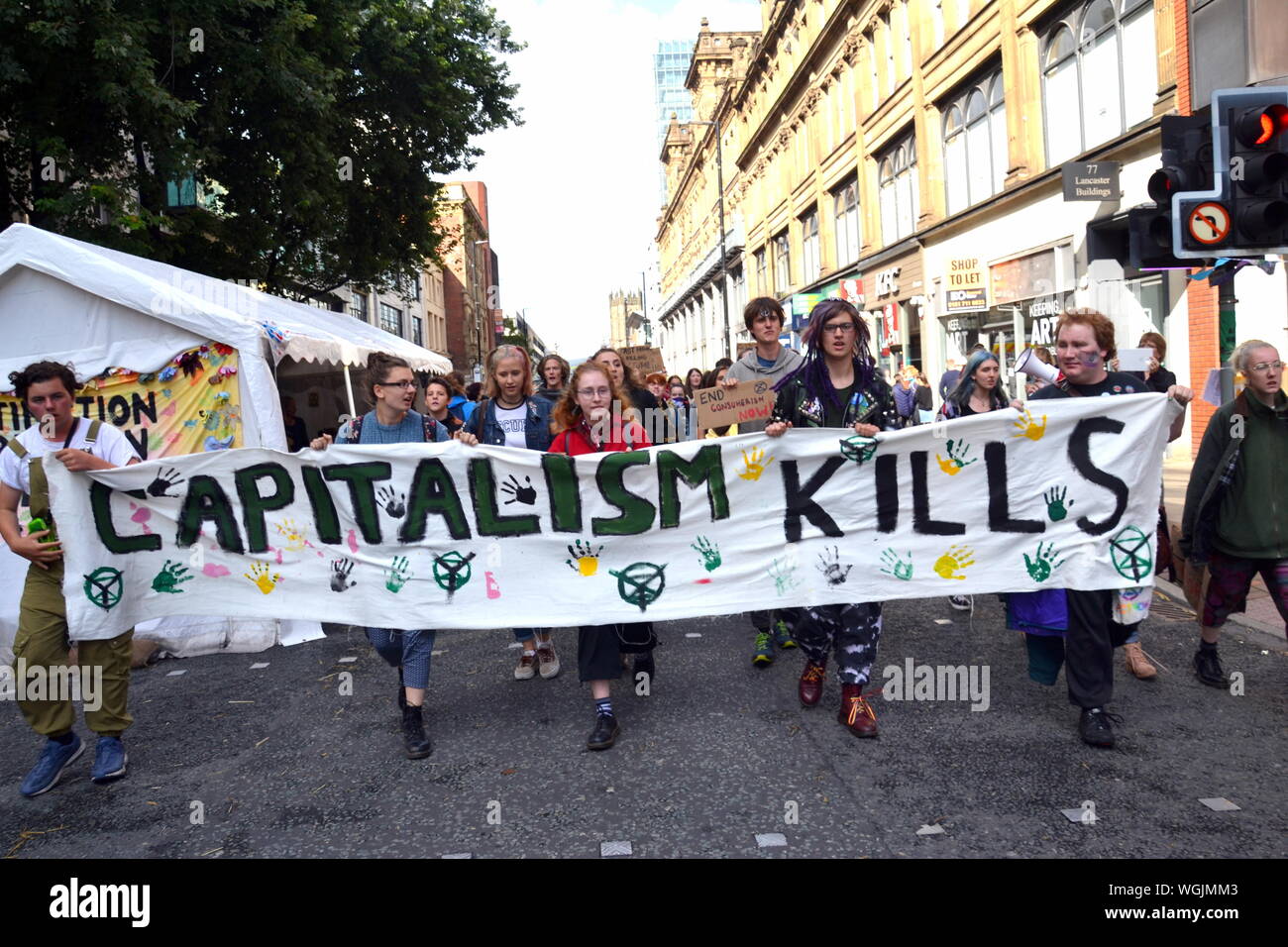 Un gruppo dalla ribellione di estinzione i giovani che arrivano con il loro banner su Deansgate come ribellione settentrionale manifestanti, parte del movimento globale estinzione della ribellione, bloccato Deansgate nella zona centrale di Manchester, UK, il 1 settembre, 2019 il terzo giorno di quattro giorni di protesta. I manifestanti chiedono che il governo dice la verità circa l'emergenza climatica, interviene ora, ed è guidato da una assemblea dei cittadini sul cambiamento climatico. Foto Stock