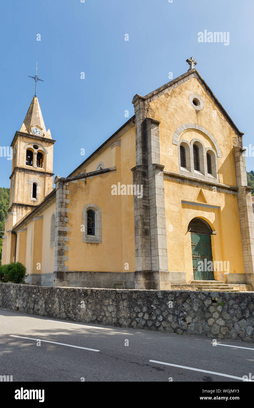 Bella e antica chiesa del mediterraneo di Saint Pierre-aux-liens nelle montagne della Corsica centrale, Maticcia, Francia. Foto Stock