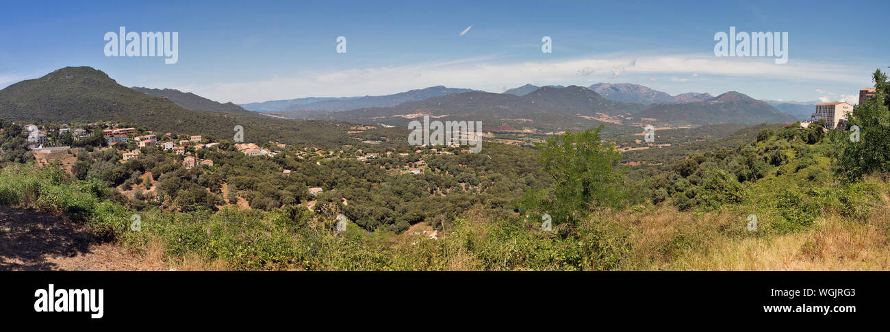 Bellissimo paesaggio di montagna panorama in Corsica, Francia. Valle di Sartene e Porcareccia villaggi. Foto Stock