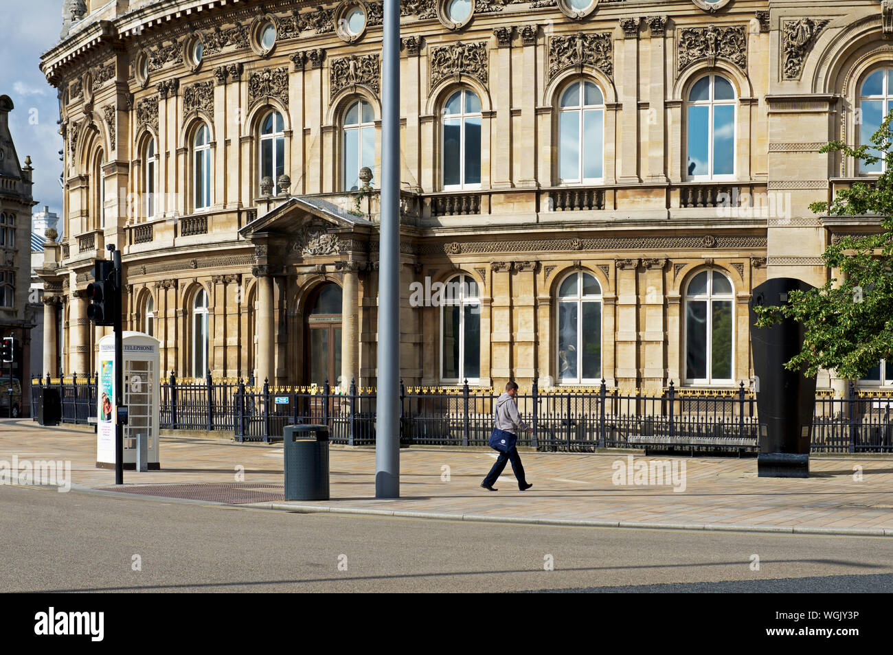 Uomo che cammina passato il Museo Marittimo di Hull, East Yorkshire, Inghilterra, Regno Unito Foto Stock