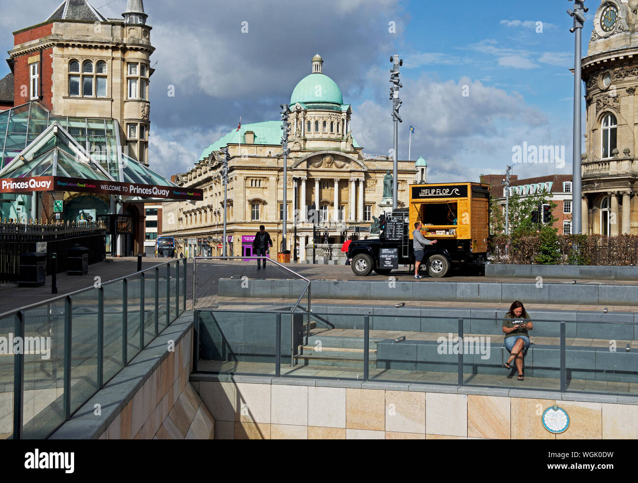 La City Hall e la caffetteria mobile nel centro di Hull, East Yorkshire, Inghilterra, Regno Unito Foto Stock