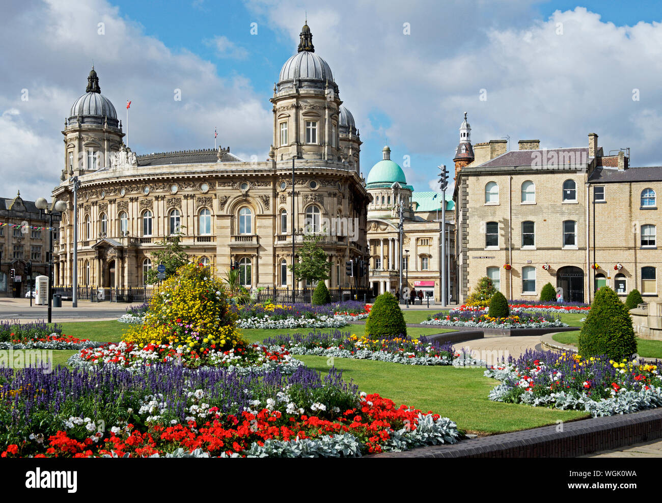 Queens Gardens, il Museo Marittimo e il Municipio, nel centro di Hull, East Yorkshire, Inghilterra, Regno Unito Foto Stock