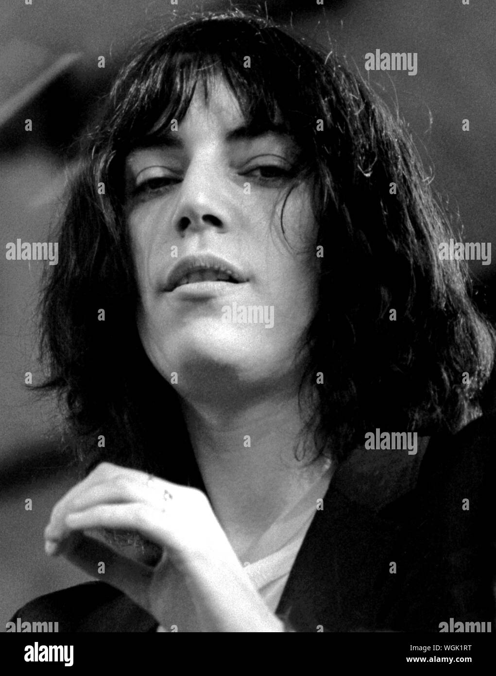 Patti Smith guarda giù dal palco al suo concerto a Central Park a Schaeffer Music Festival di Wollman Pista di Pattinaggio nel luglio 1976. Foto Stock