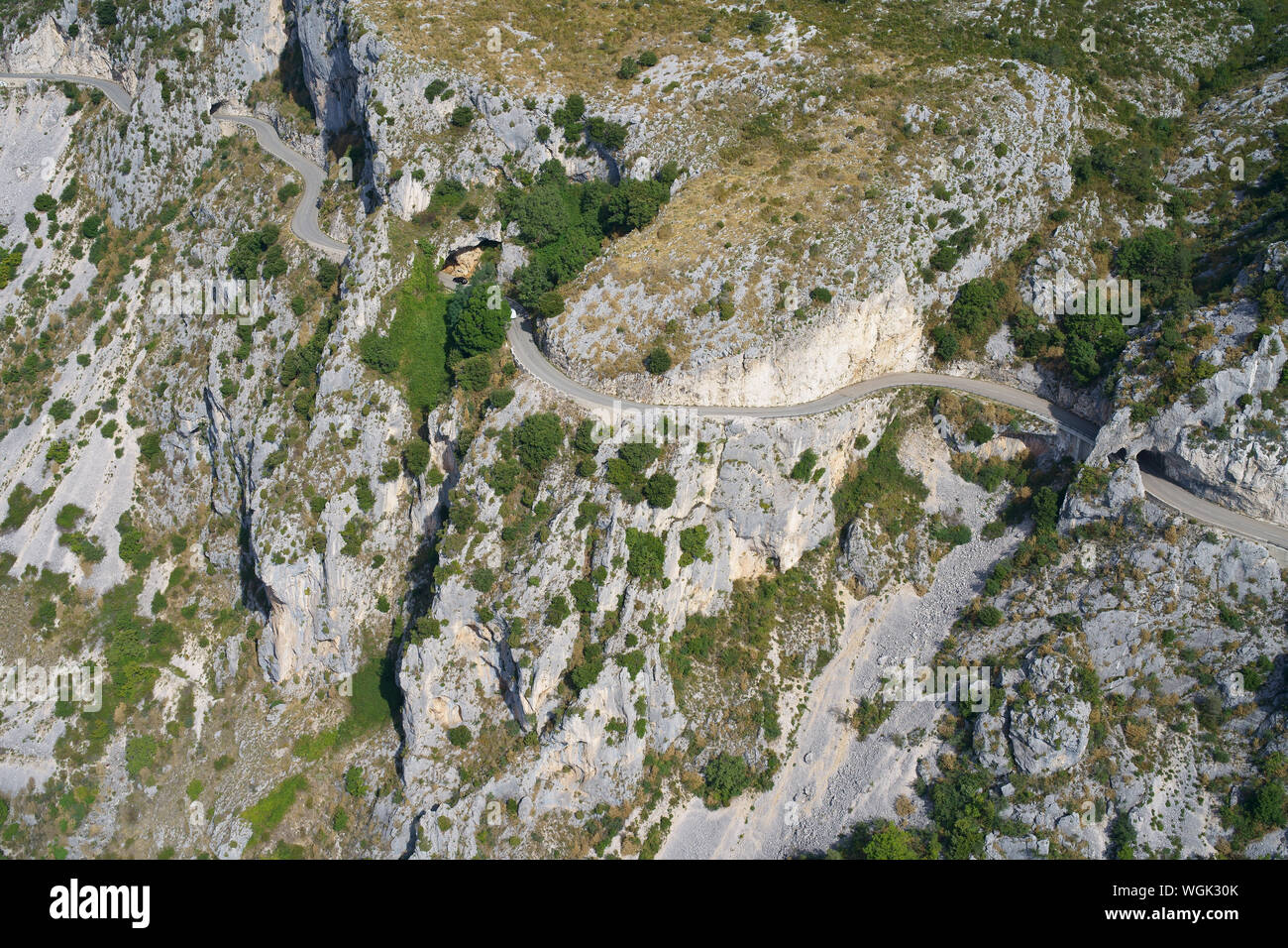 VISTA AEREA. Strada pittoresca su una scogliera tra il villaggio di Gréolières e la stazione sciistica di Gréolières-les-Neiges. Alpes-Maritimes, Francia. Foto Stock