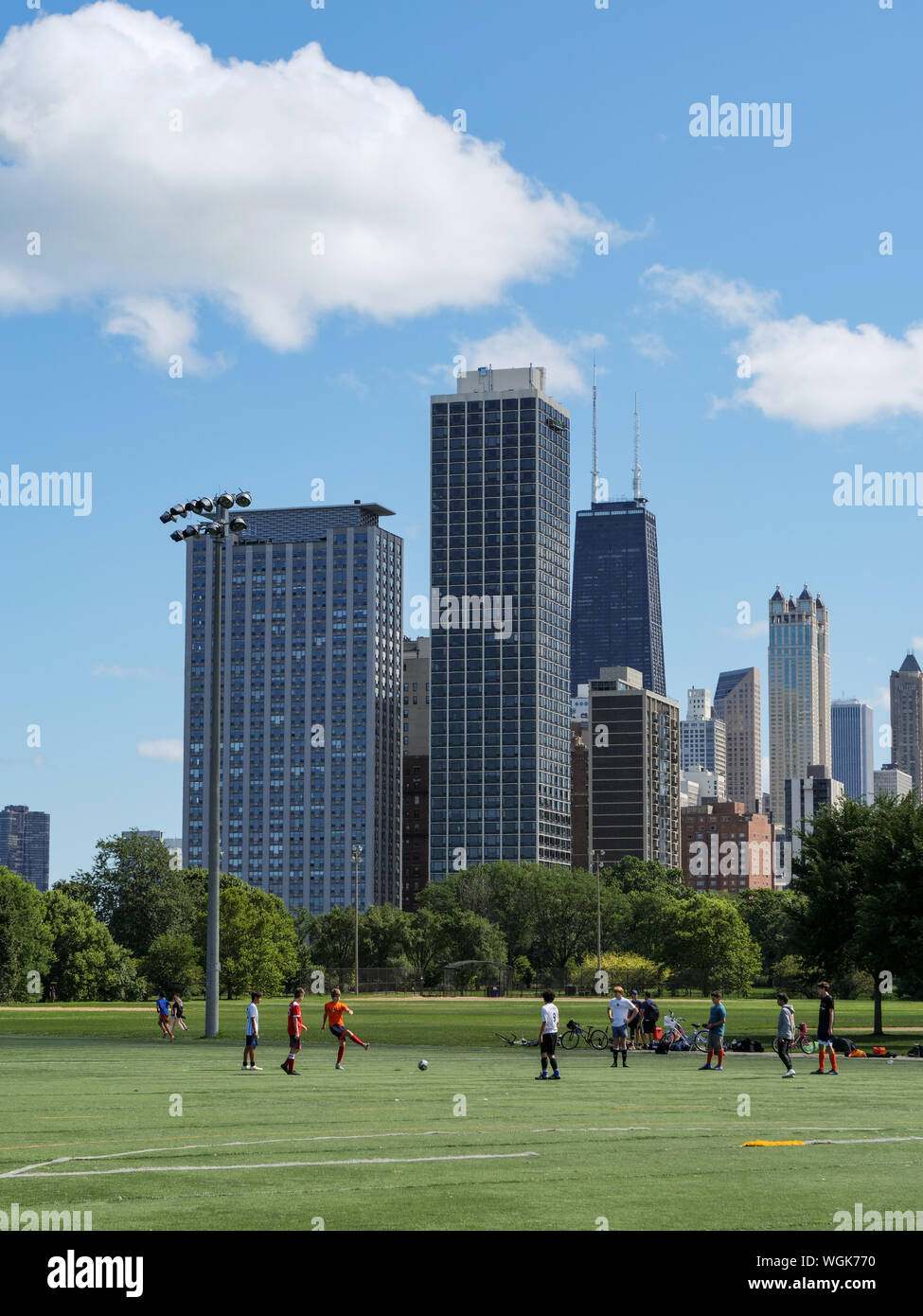 Soccerr, campo di calcio, Lincoln Park con il centro di Chicago in background. Foto Stock
