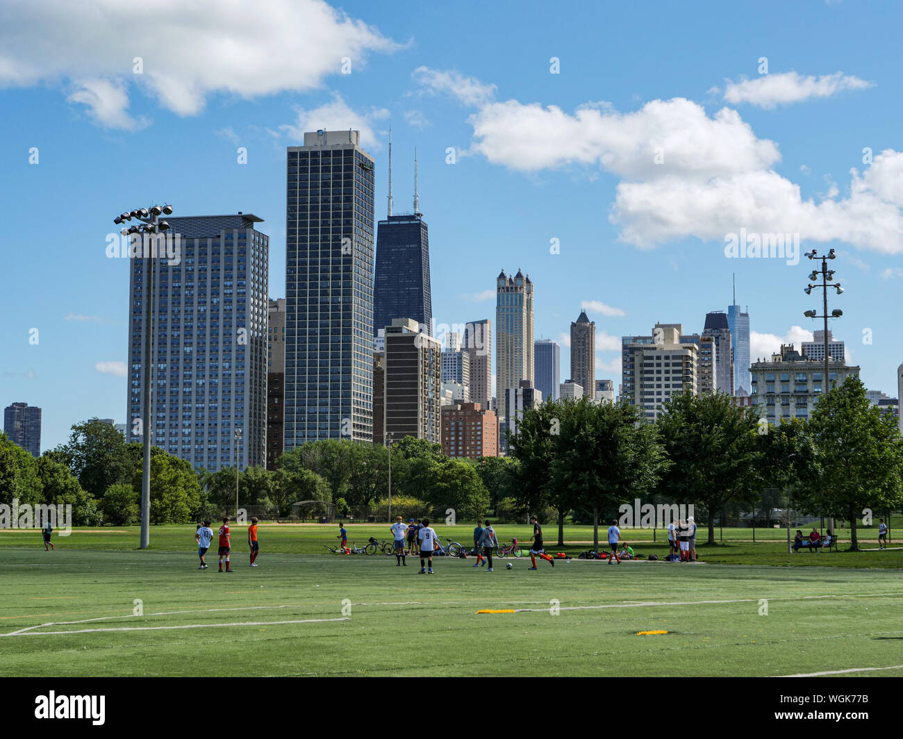 Soccerr, campo di calcio, Lincoln Park con il centro di Chicago in background. Foto Stock