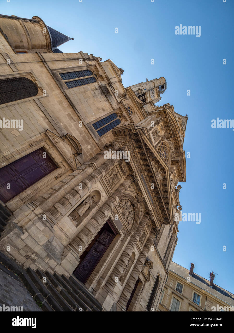 PARIGI, FRANCIA - 04 AGOSTO 2018: La facciata anteriore della chiesa del 15th ° secolo di Saint-Etienne-du-Mont Foto Stock