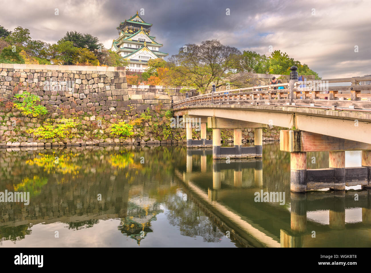 Osaka in Giappone a Osaka principale del castello di mantenere durante una giornata autunnale. Foto Stock