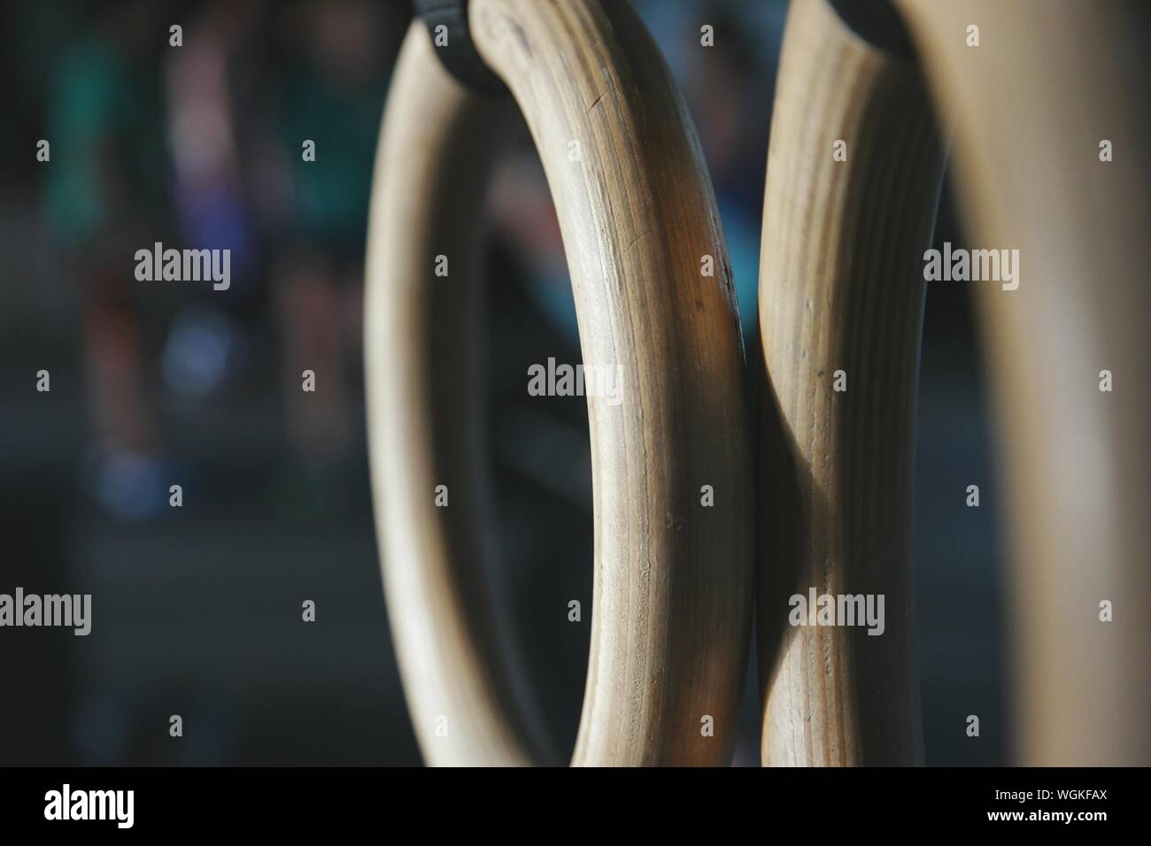 Close-up di legno anelli di ginnastica in palestra Foto Stock