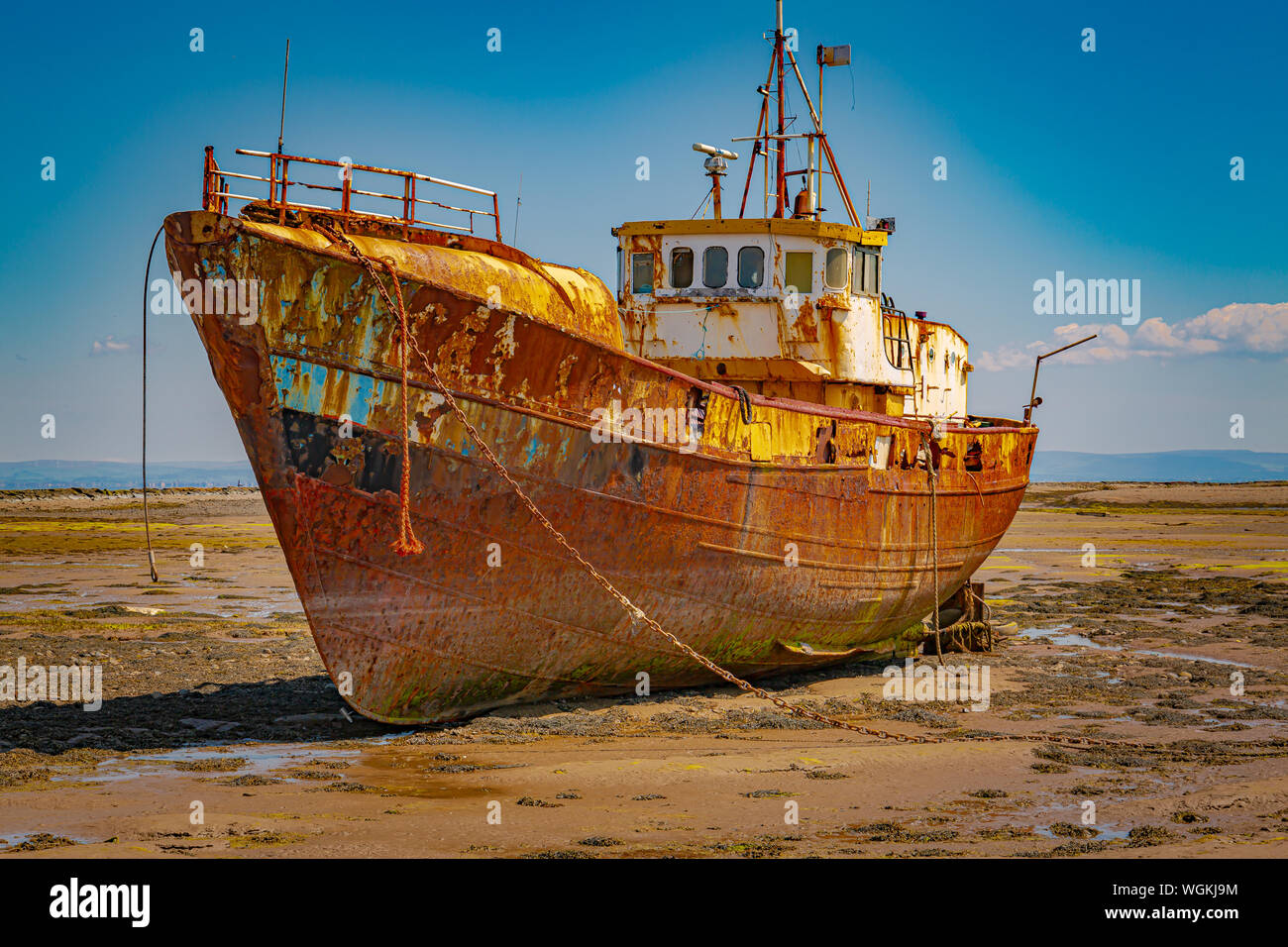 Il vecchio peschereccio da traino si arrugginisce nella baia di Morecombe nel Regno Unito Foto Stock