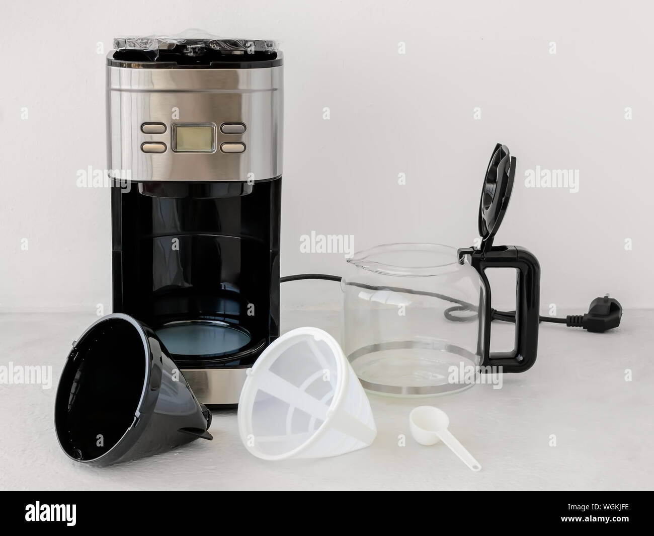 Di gocciolamento-tipo caffettiera comprende: macchina da caffè, la caraffa di vetro, portafiltro rimovibile, cestello filtro a maglie, misurino. Home elettrodomestici. Foto Stock