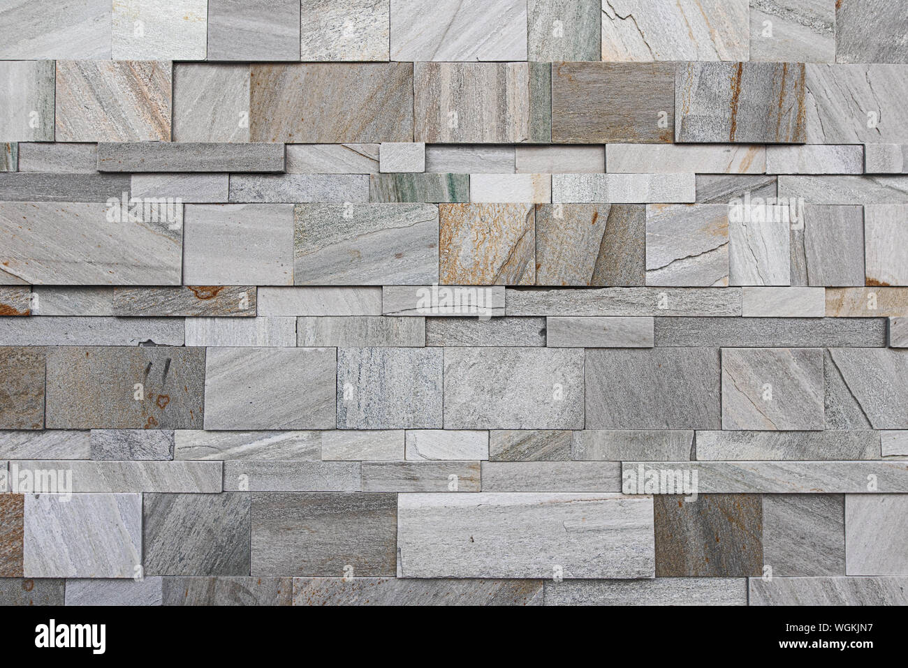 Split artificiale moderno grigio e marrone marmo texture a parete Foto Stock