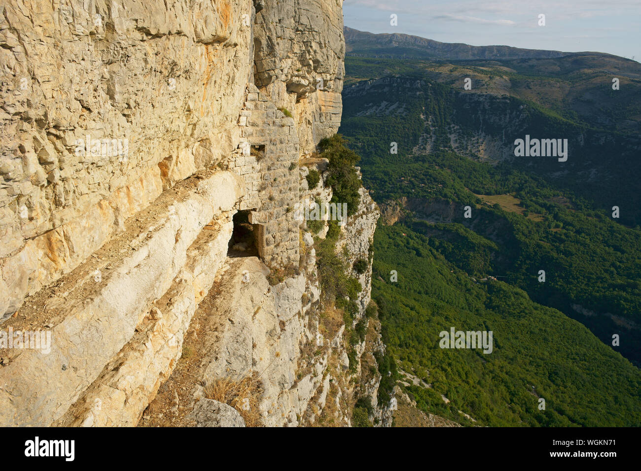 VISTA AEREA da un montante di 6 metri. Stretta sporgenza vertiginosa su una massiccia scogliera che conduce ad una fortezza inespugnabile. Gourdon, Costa Azzurra, Francia. Foto Stock