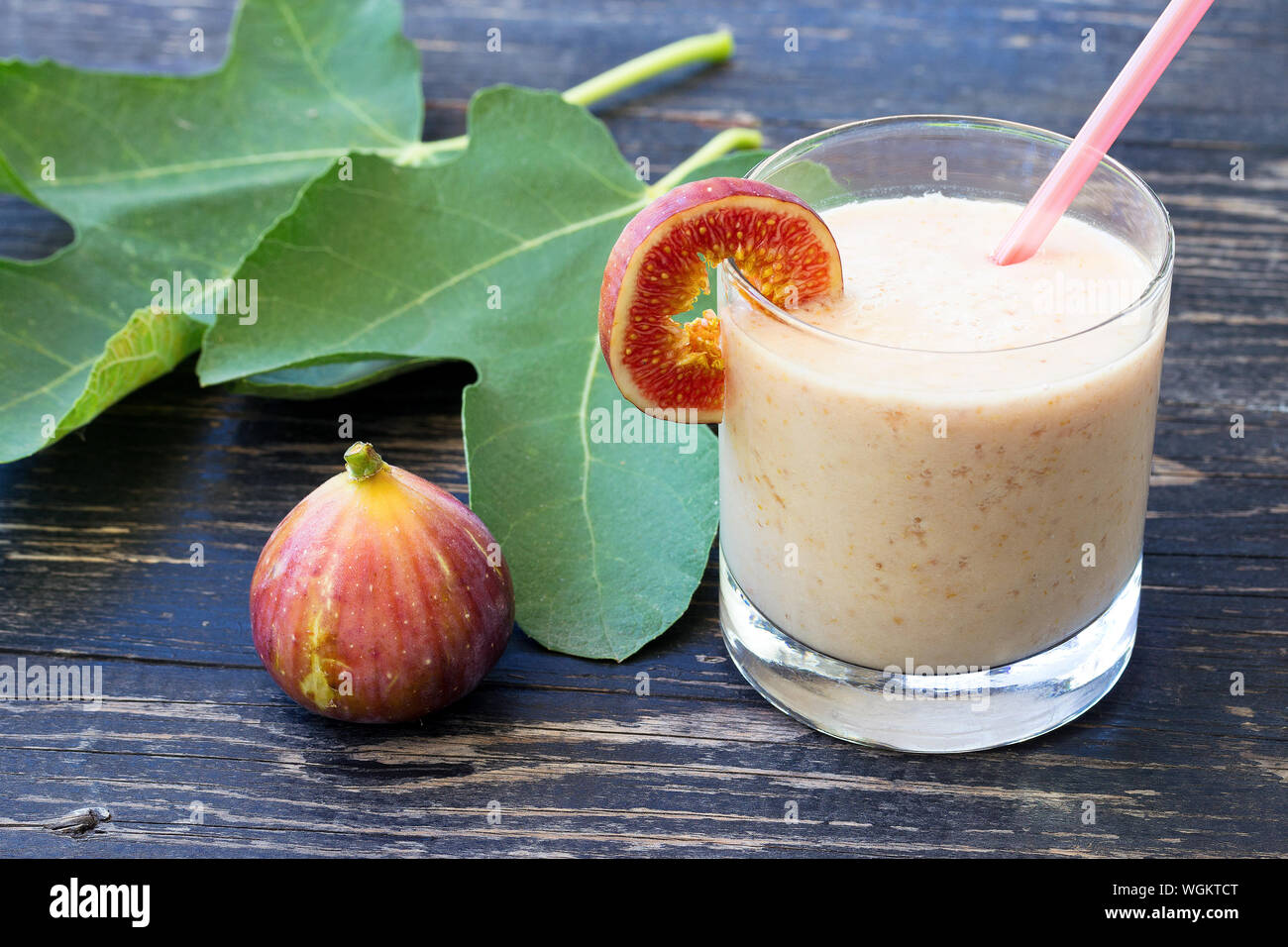 Una sana bevanda a base di frutta con fichi e yogurt Foto Stock