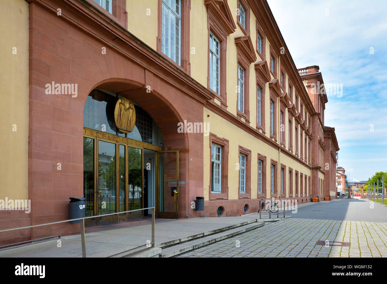 Mannheim, Germania - Luglio 2019: vista laterale della facciata con entrata principale di uno storico edificio barocco della ricerca pubblica Università di Mannheim Foto Stock