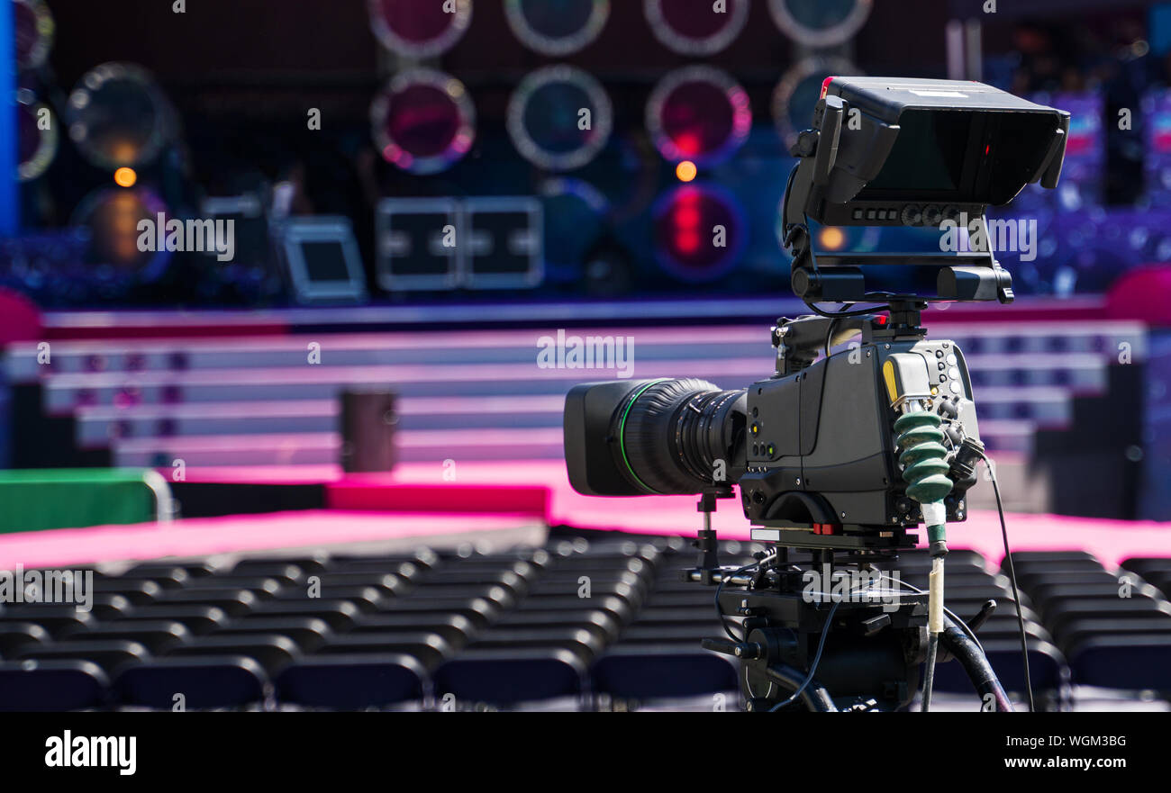 Videocamera professionale è pronto a riprendere il concerto. Foto Stock