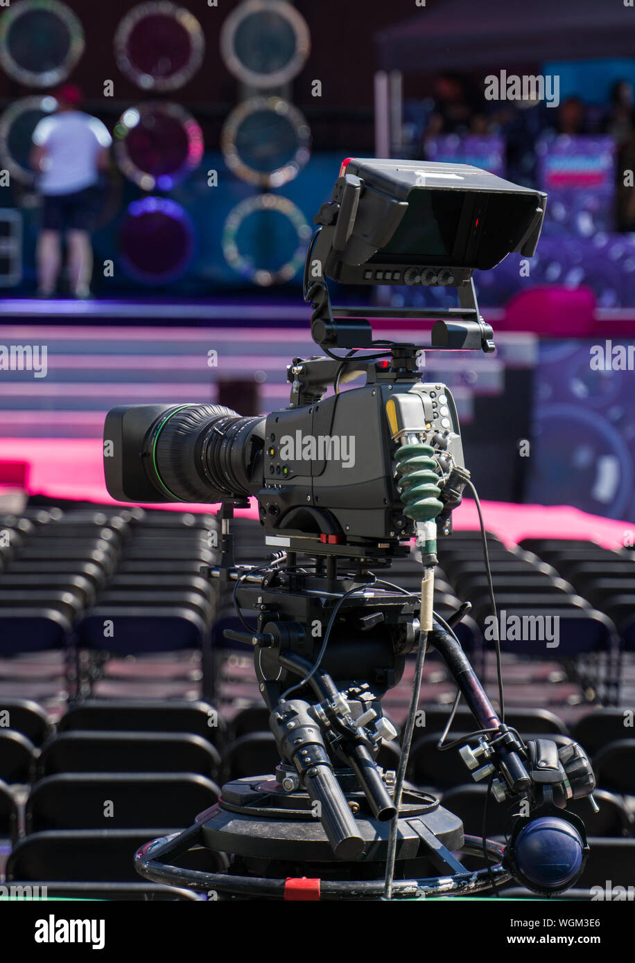 Videocamera professionale è pronto a riprendere il concerto. Foto Stock