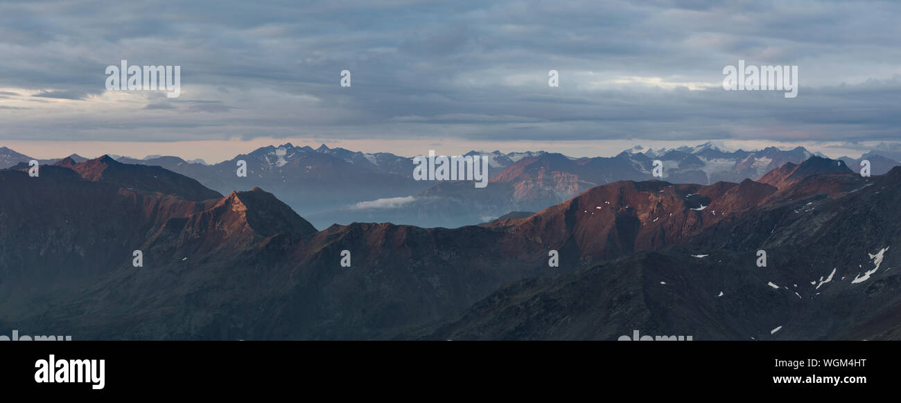 Panorama di sunrise sopra i ghiacciai nelle Alpi europee Foto Stock