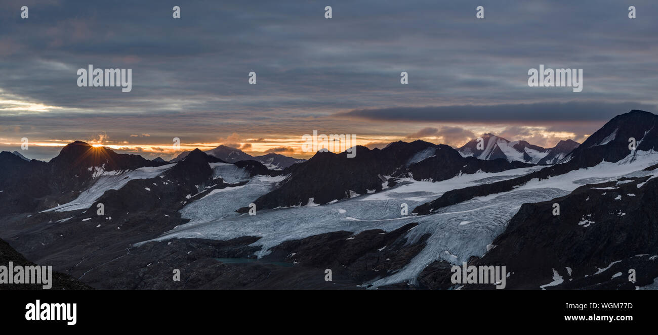 Panorama di sunrise sopra i ghiacciai nelle Alpi europee Foto Stock
