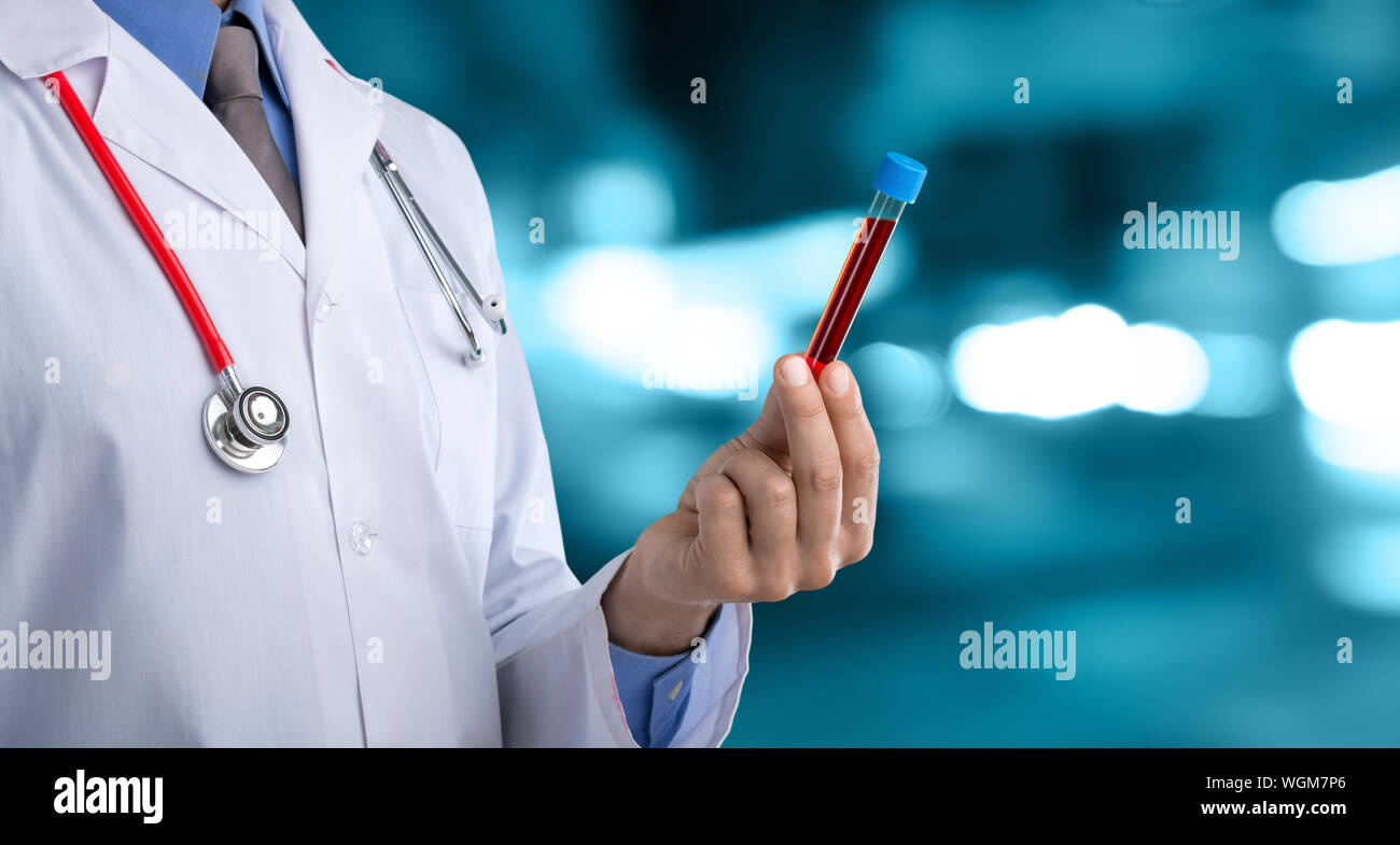 Medico uomo in camice bianco con uno stetoscopio su un abstract di sfocatura dello sfondo bokeh di fondo Foto Stock