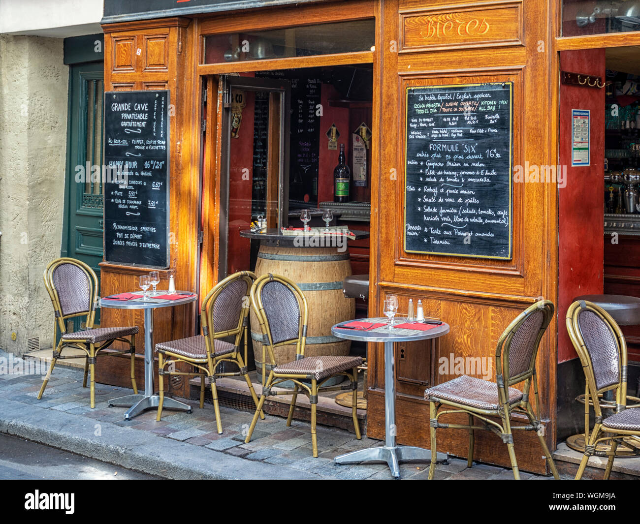PARIGI, FRANCIA - 04 AGOSTO 2018: Tavoli e sedie all'esterno della piccola strada Cafe Bar Foto Stock