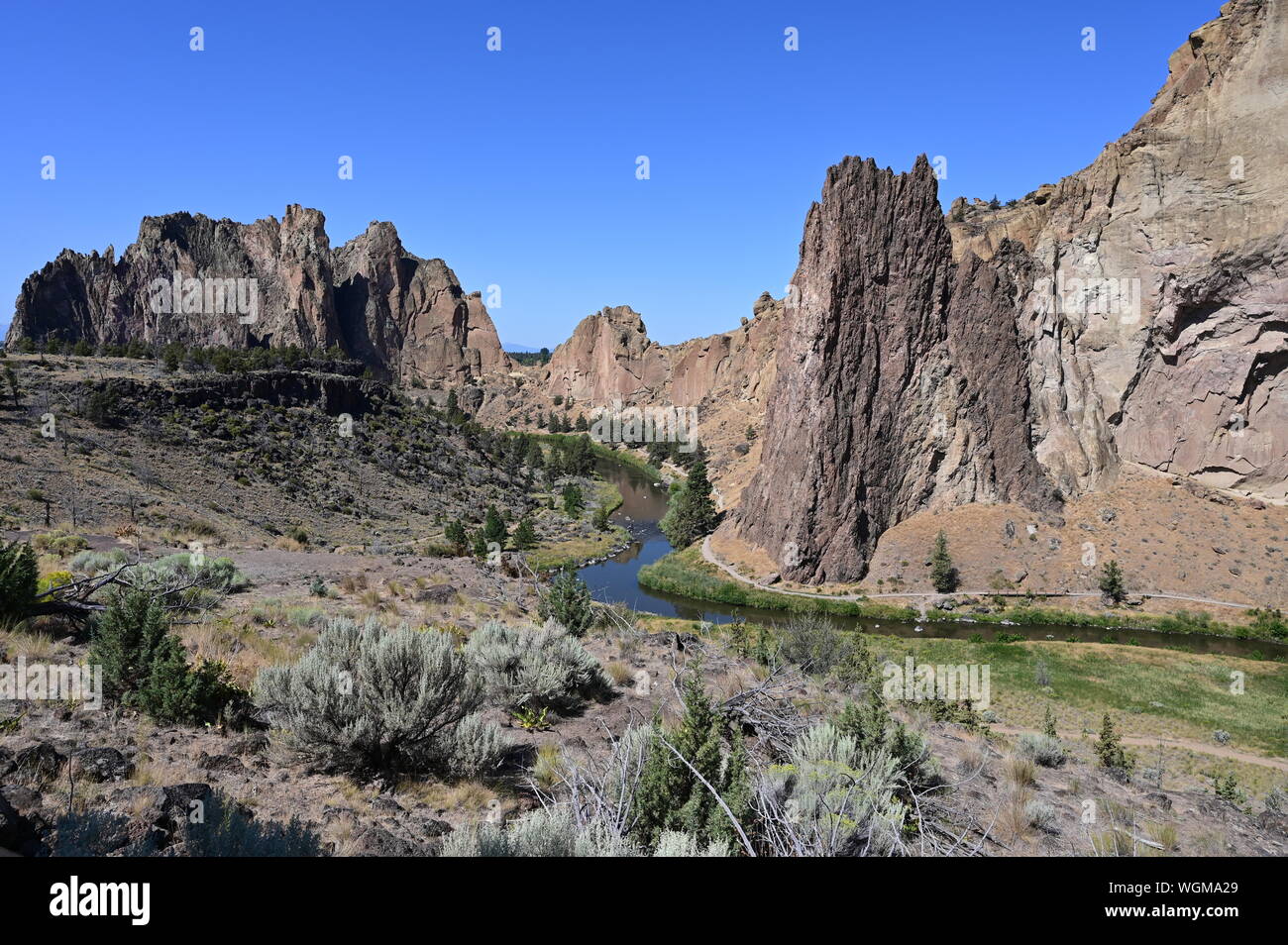 Smith Rock State Park e il fiume storte vicino alla città di Terrebonne, Oregon sul limpido giorno d'estate. Foto Stock