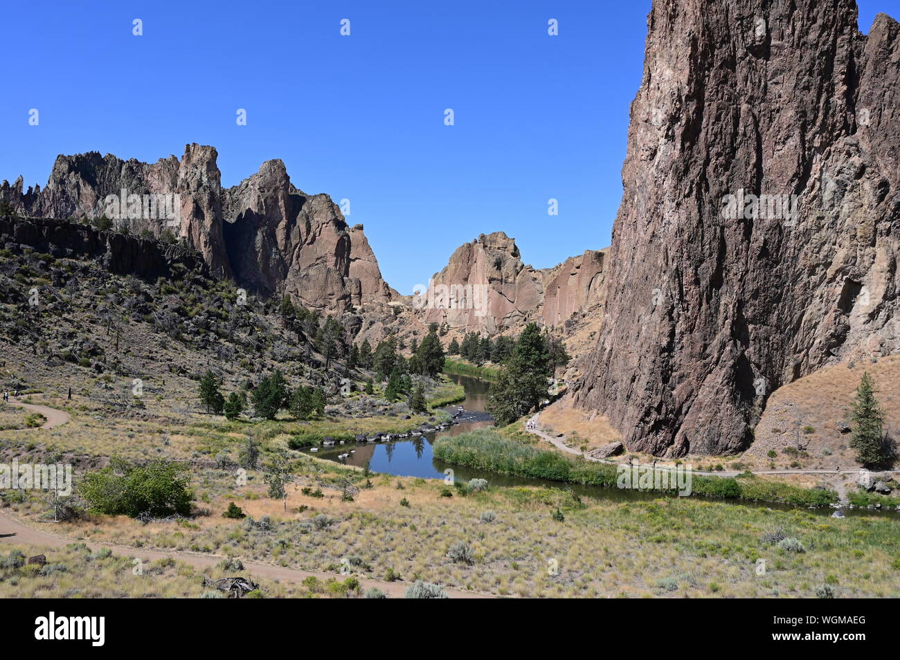 Smith Rock State Park e il fiume storte vicino alla città di Terrebonne, Oregon sul limpido giorno d'estate. Foto Stock