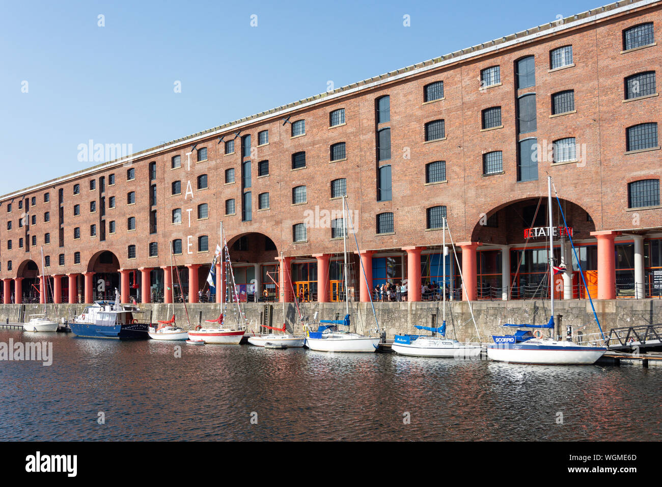 I colonnati, Royal Albert Dockand, Liverpool Waterfront, Liverpool, Merseyside England, Regno Unito Foto Stock